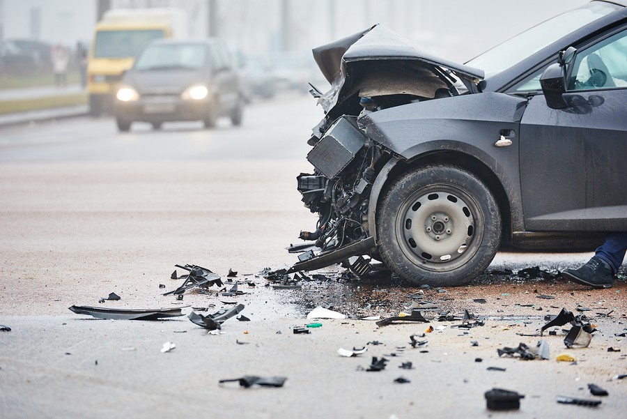 תמונה של רכב הרוס אחרי תאונה בזמן שחזור תאונת דרכים